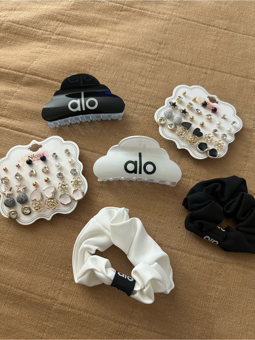 ALO Yoga Kids Black and White Hair Accessory Set